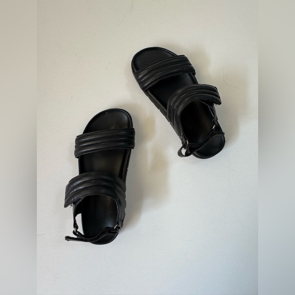 ✨No Boundaries Black Strappy Sandals size 6✨